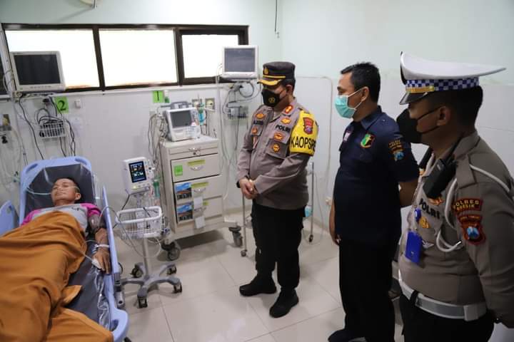 Peduli Anggotanya Sakit, Kapolres Gresik Lakukan Anjangsana