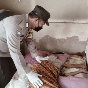 Kapolsek Driyorejo Gresik Bersama Muspika Peduli Manula