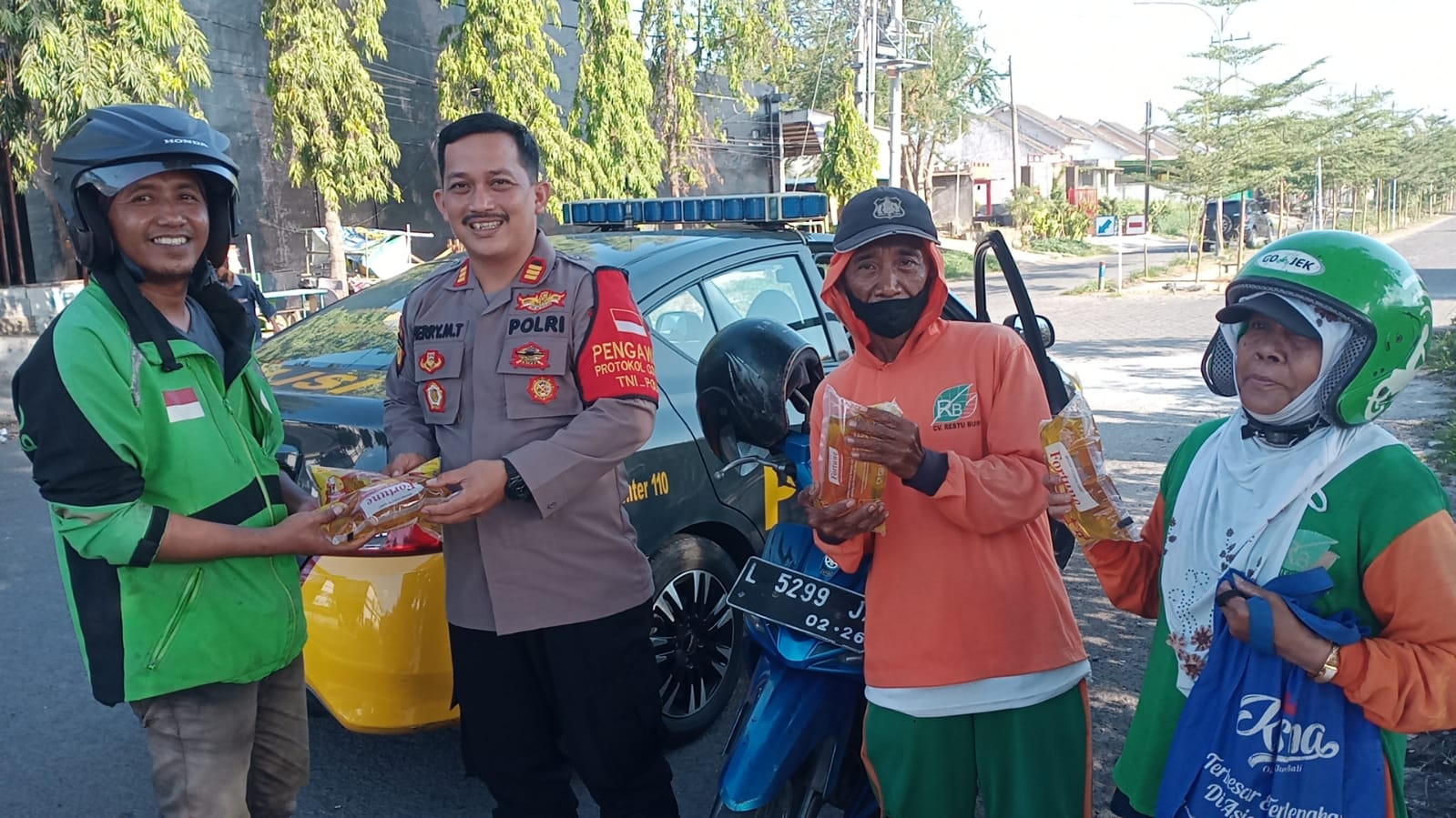 Kapolsek Driyorejo Gresik Bagikan Minyak Goreng untuk Driver Ojek Online
