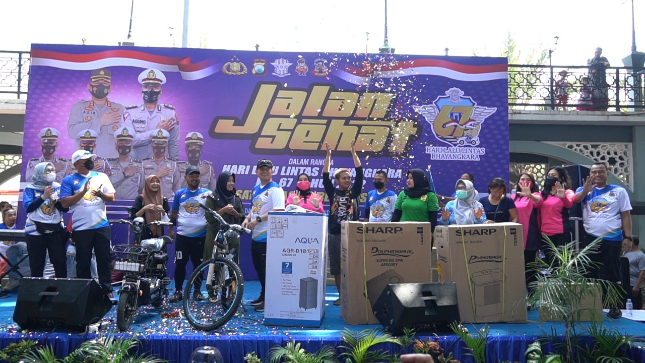 Hut Lantas ke 67, Polres Gresik Gelar Jalan Sehat Bersama Masyarakat