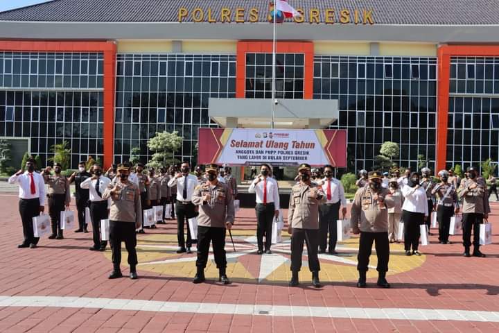 70 Anggota Polres Gresik Mendapat Hadiah dari Kapolres Azis