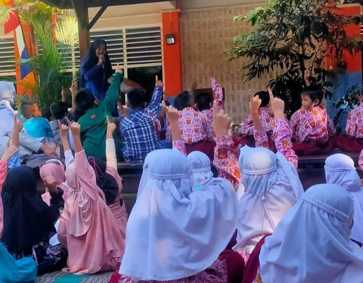 Tingkatkan Minat Baca Anak, Komunitas Read Aloud Gresik Kunjungi SD Muhammadiyah