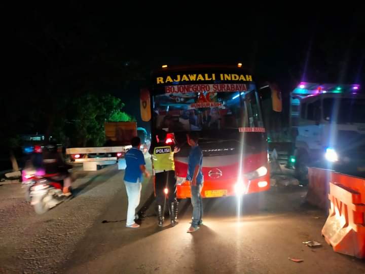 Satlantas Polres Gresik Tindak Tegas Bus Lawan Arah di Jalan Raya Duduksampeyan