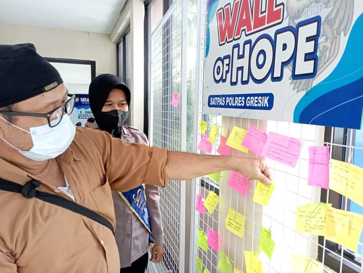 Warga Gresik Tempeli Kantor Satlantas Polres Gresik dengan Kertas