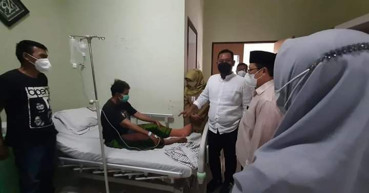 Sigap, Bupati Gresik dan Kadinkes Tengok Korban Tragedi Kanjuruhan Asal Gresik