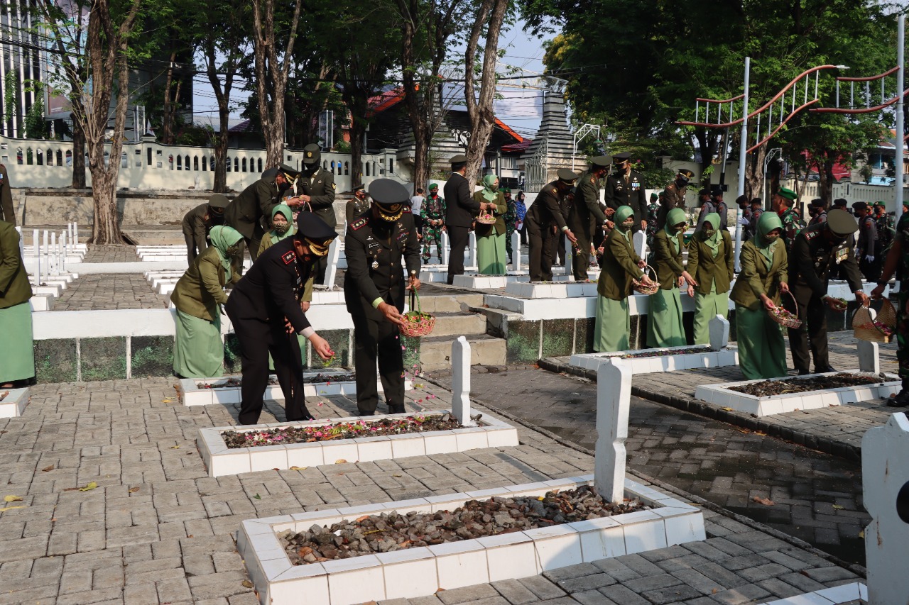 Sambut HUT TNI ke-77, Kapolres Gresik Bersama Dandim 0817 Ziarah Ke Makam Pahlawan