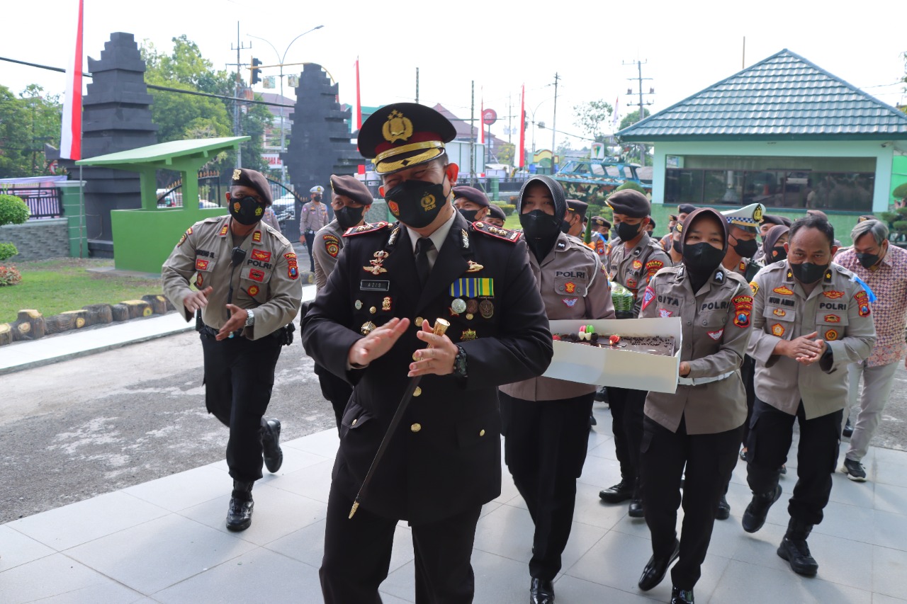 Kapolres Gresik Bawa Surprise Kue dan Tumpeng ke Kodim 0817 Gresik