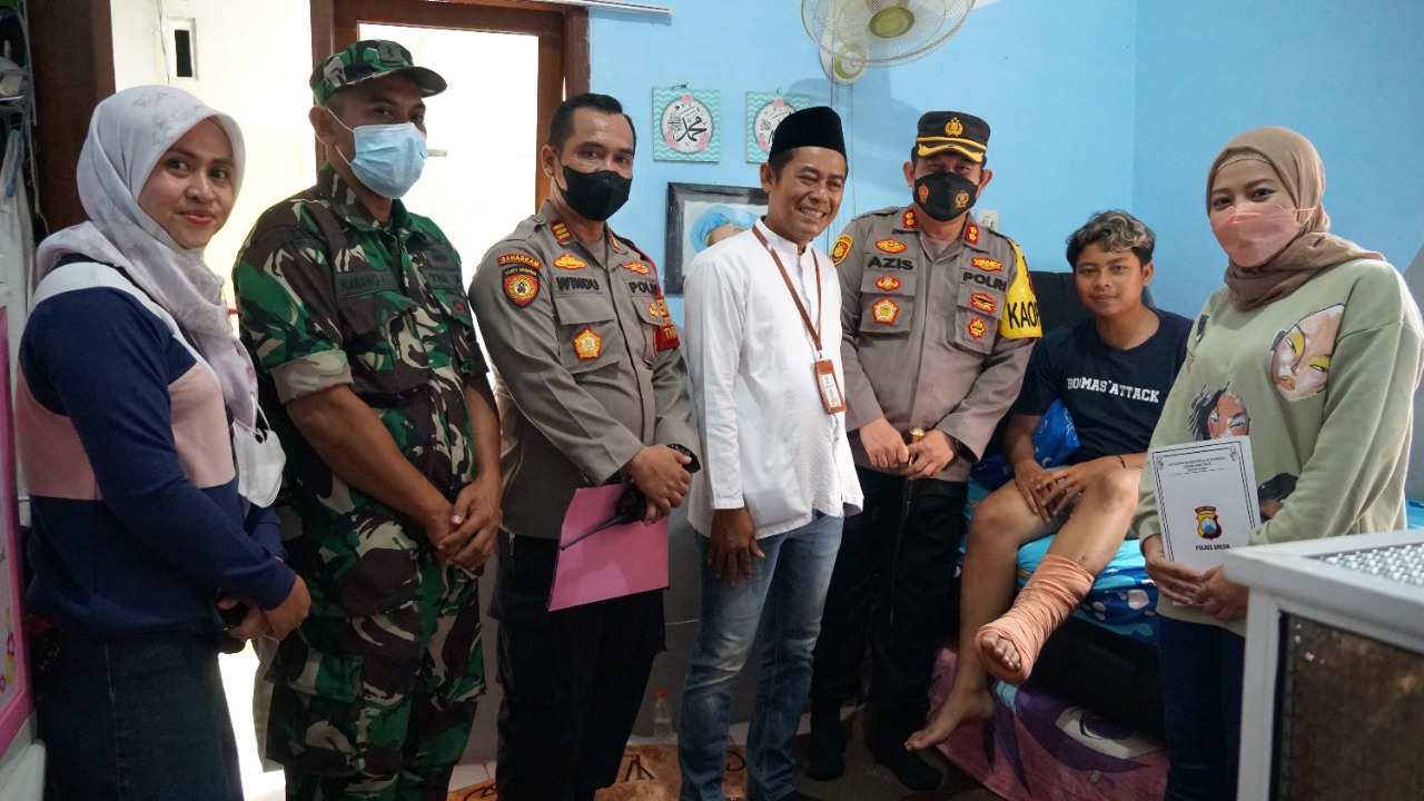 Kapolres Gresik Anjangsana Korban Tragedi Kanjuruhan baru pulang dari RSI Unisma