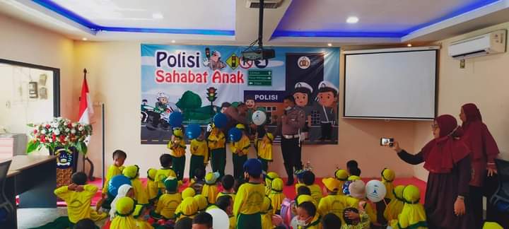 Polsek Driyorejo Tanamkan Disiplin Sejak Dini Melalui Program Polisi Sahabat Anak
