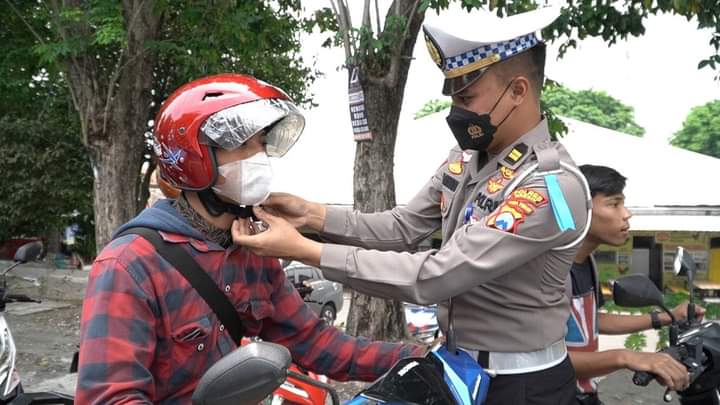 Tekan Laka Lantas, Satlantas Polres Gresik Bagikan Helm SNI