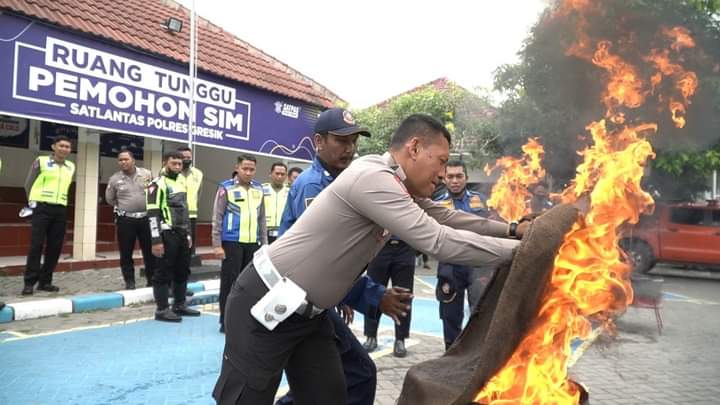 Satlantas Polres Gresik Latihan Memadamkan Api dan Evakuasi Pohon Tumbang