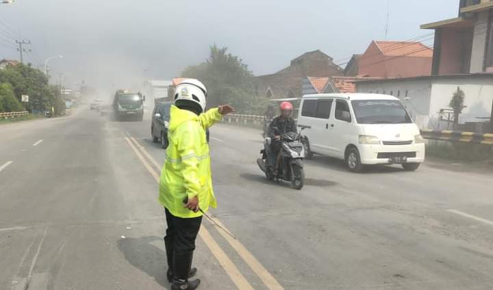 Satlantas Polres Gresik Terapkan Contraflow dan jalur alternatif Imbas Pengecoran di Duduksampeyan