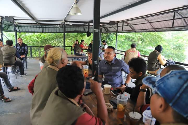 Perkuat Sinergitas, Kasatlantas Polres Gresik Ngopi Bareng Rekan Media