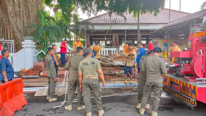 Atap Pendopo Alun-Alun Gresik Mendadak Ambruk