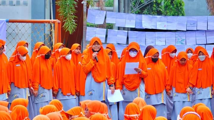 Siswa SMP Al Ibrah Gresik Tulis 350 Surat Cinta Untuk Guru