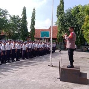 Goes To School: Kapolsek Duduk Sampeyan Jadi Pembina Upacara di SMP N 15