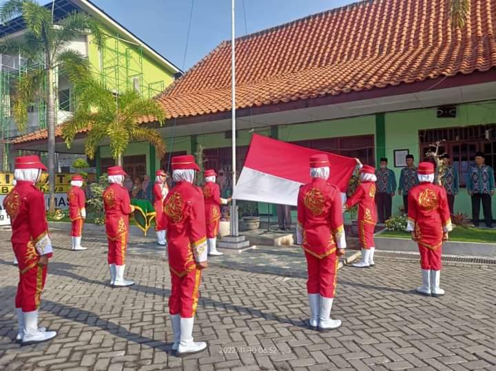 Pelajar MTs Negeri Gresik Peringati Hari Pahlawan dengan Upacara Bendera
