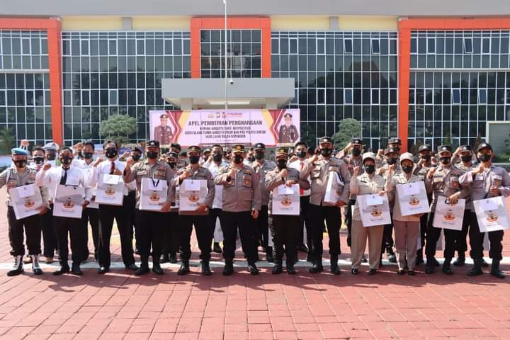 Kapolres Gresik Beri Penghargaan 15 Anggota dan Beri Ucapan Ulang Tahun