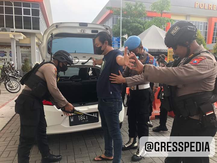 Penjagaan Akses Masuk Mapolres Gresik Diperketat