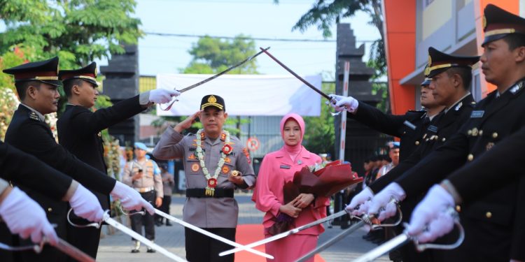Polres Gresik Gelar Farewell and Welcome Parade Sambut Kapolres Baru
