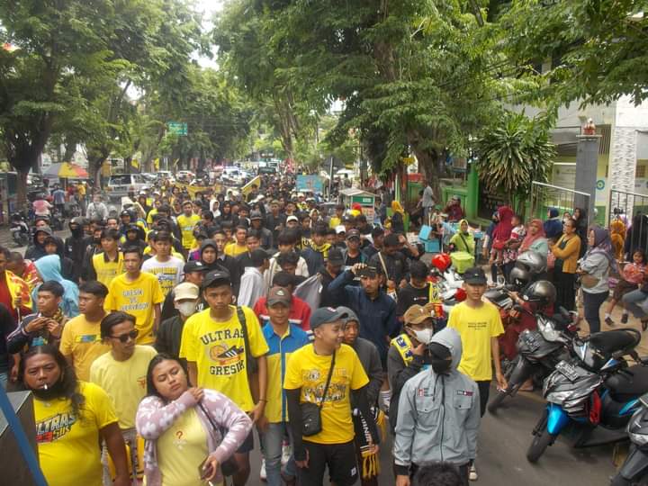 Ratusan Ultras Gresik Turun ke Jalan Menuntut Liga 2 Dilanjutkan