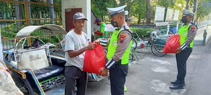 Polres Gresik Bagikan Sembako Kepada Petugas Kebersihan,Tukang Becak Dan Sopir Angkot