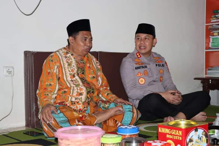 Kapolres Gresik Silaturahmi ke Pengasuh Pondok Darul Iksan