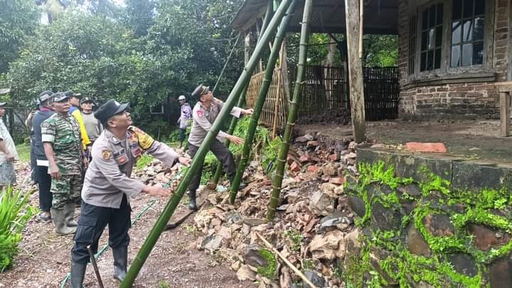 Gercep, Polisi Bawean Bersama Forkopimcam Sangkapura Bantu Korban Tanah Longsor