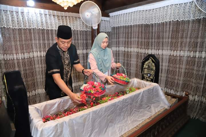 Akhir Pekan, Kapolres Gresik Ziarah Makam Wali Doakan Gresik Aman dan Kondusif