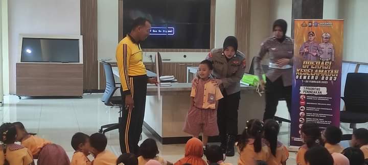 Ops Keselamatan Semeru 2023, Satlantas Polres Gresik Edukasi Keselamatan Anak Sejak Dini