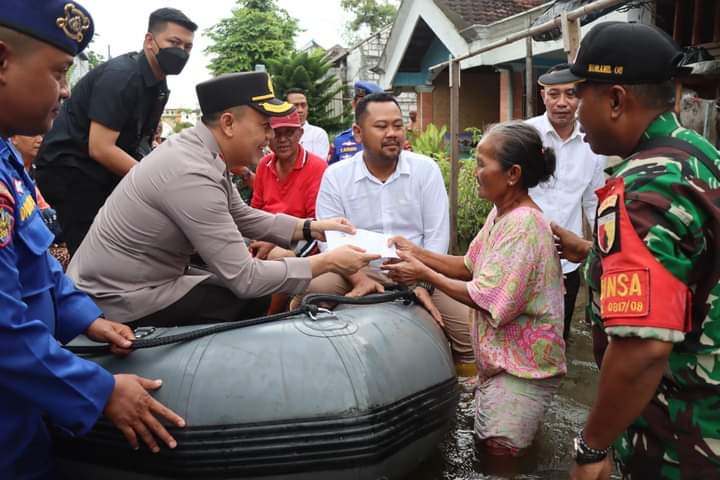Kapolres Gresik Salurkan Bantuan Datangi Rumah Warga Terdampak Banjir di Cerme