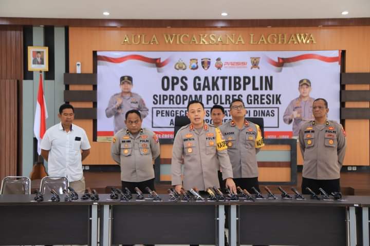 Antisipasi Penyalahgunaan, Kapolres Gresik AKBP Adhitya Cek Senpi Dinas Anggota