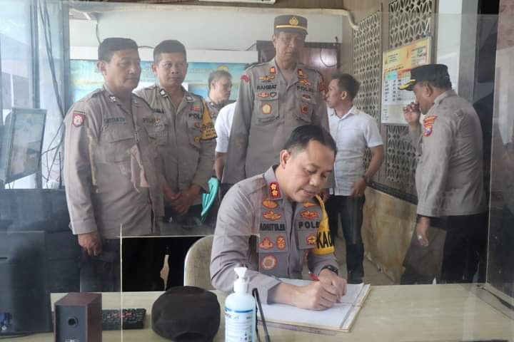 Kapolres Gresik Tinjau Layanan di Polsek Gresik Kota dan Polsek Kawasan Pelabuhan