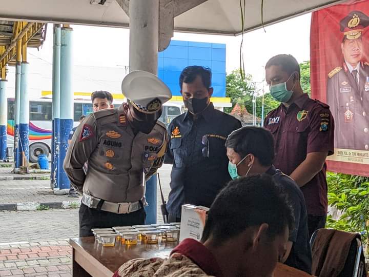 Jelang Bulan Suci Ramadhan, Satlantas Polres Gresik Cek Urine Kepada Sopir Bus