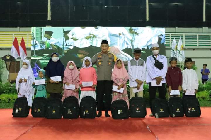 Kapolres Gresik Dampingi Gubernur Jawa Timur Bagikan Bantuan Kepada Seribu anak Yatim