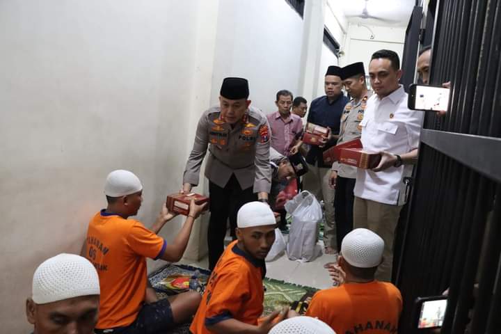 Peduli Sesama, Kapolres Buka Bersama Para Tahanan di Rutan Polres Gresik
