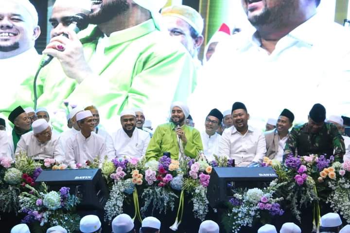 Pemkab Gresik dan Ribuan Warga Bersholawat Bersama Para Habaib