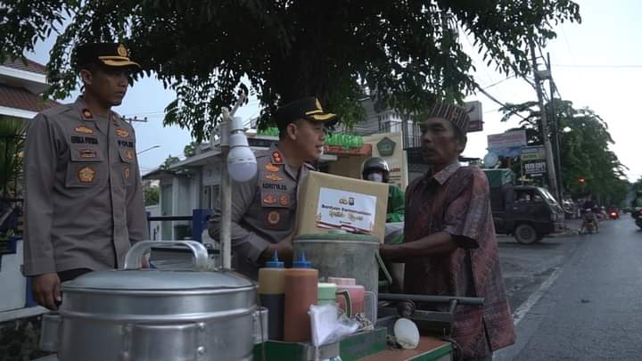 Baksos Bulan Ramadan, Kapolres Gresik Bagikan Sembako ke PKL Ojol Serta Sopir Angkot