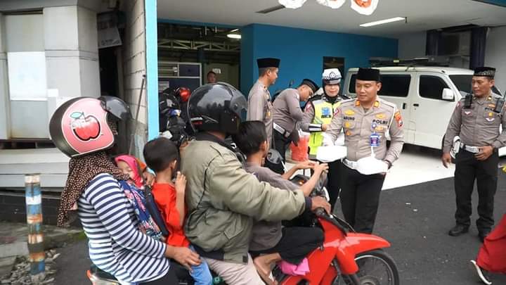 Bagi Takjil Ke Pengguna Jalan, Kasatlantas Polres Gresik Imbau Tertib Berkendara