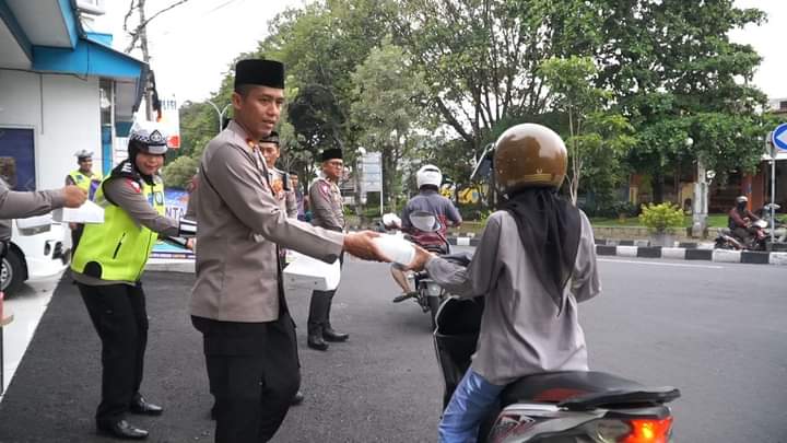 Bagi Takjil Ke Pengguna Jalan, Kasatlantas Polres Gresik Imbau Tertib Berkendara
