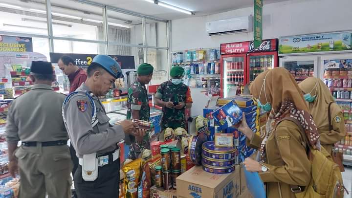 Polisi Cek Makanan dan Minuman yang Kadaluarsa di Minimarket Wringinanom Gresik