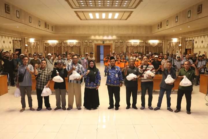 Jelang Lebaran, Pemkab Gresik Bagikan Bantuan Sembako Bagi Ratusan Sopir Angkot