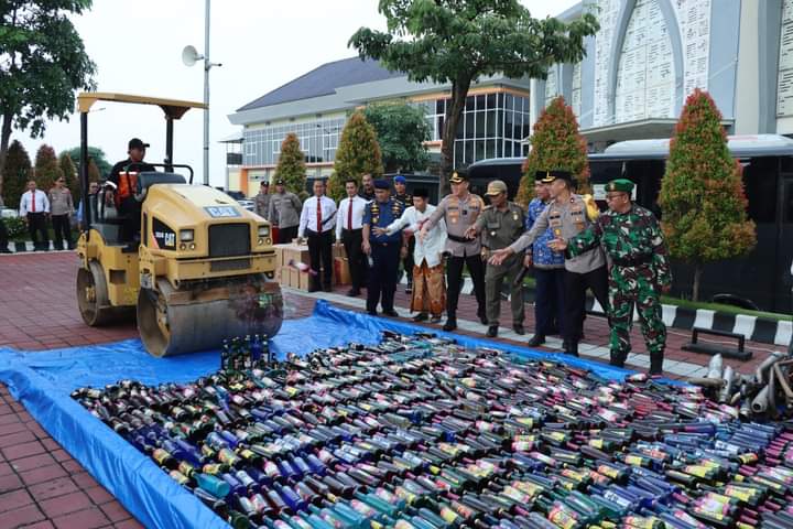 Jelang Idul Fitri, Polres Gresik Musnahkan Ribuan Botol Miras Serta Knalpot Brong