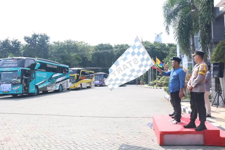 Bupati Gresik Lepas Keberangkatan 786 Orang Mudik Gratis