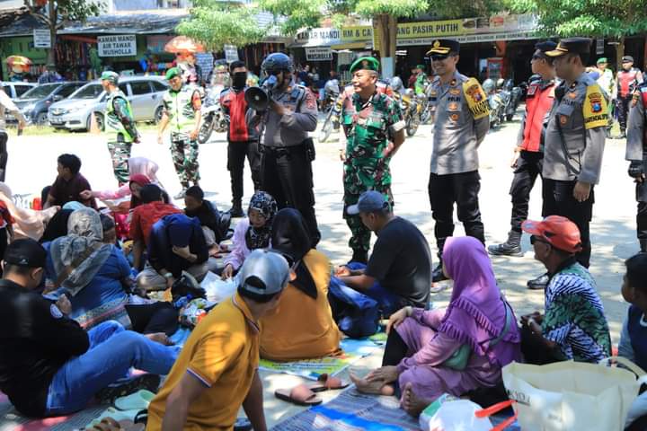 TNI-Polri Gelar Pengamanan di Wisata Pasir Putih Delegan Gresik pada Akhir Libur Lebaran