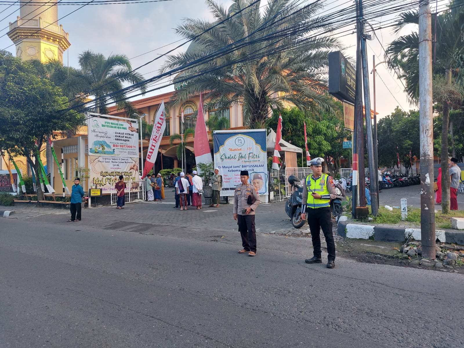 Beri Rasa Aman, Polres Gresik Terjunkan Personil Pengamanan Sholat Idul Fitri 1444 H/2023