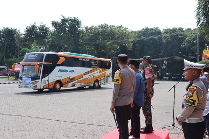 Kapolres Bersama Forkopimda Gresik Lepas Pemberangkatan Mudik Bareng Gratis