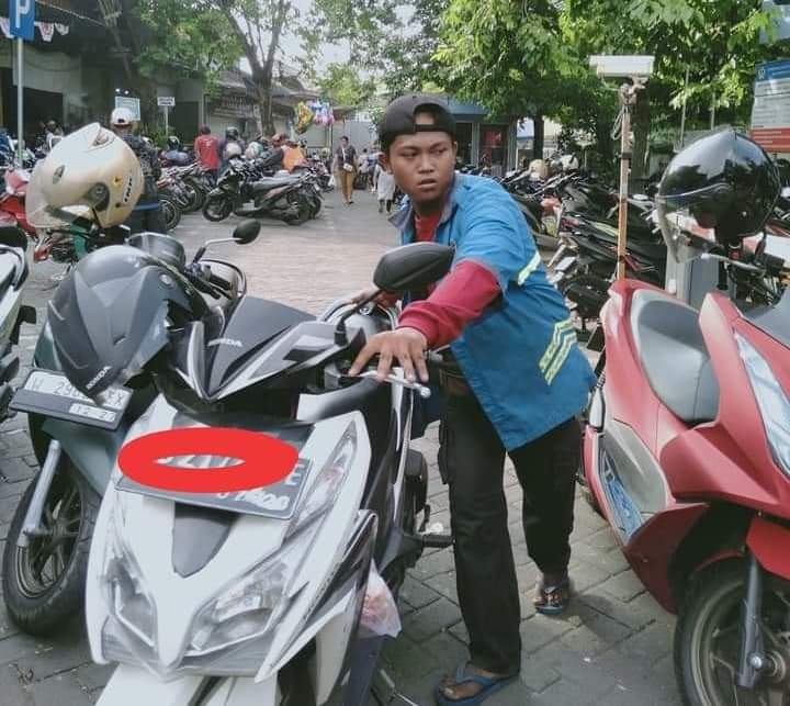 Viral Jukir Jujur di Gresik, Kembalikan Handphone yang Tertinggal di Motor
