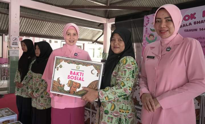 Hut YKB Ke-43, Ketua Yayasan Kemala Bhayangkari Gresik Berbagi Tali Asih