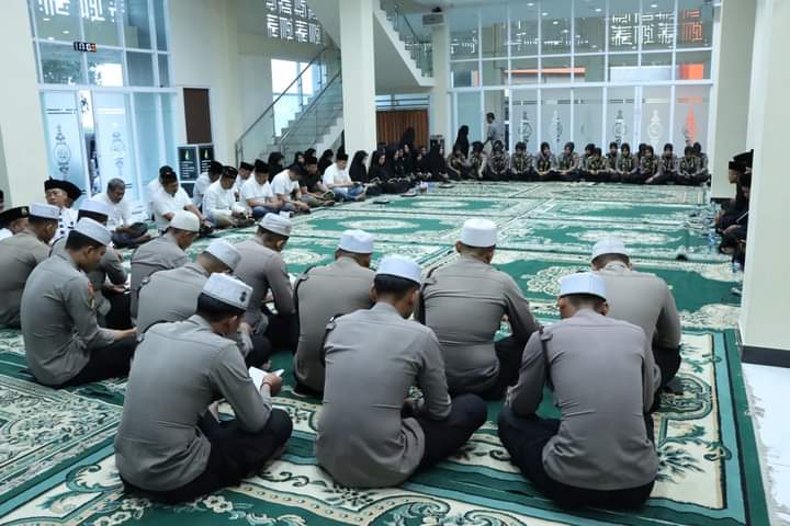 Polres Gresik bersama Tim Hadrah Aulian Musthofa Polda Jatim Sholawatan